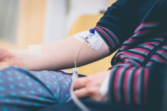 Рука пациента с иглой от капельницы